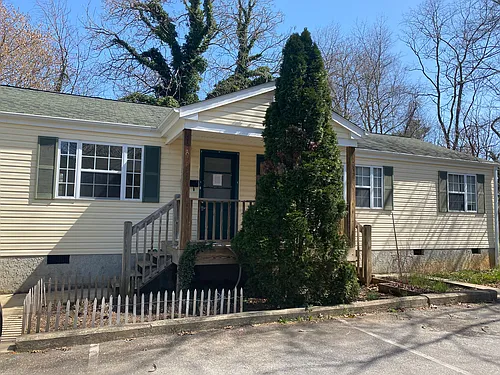 15 Ezelle St #B Photo 1