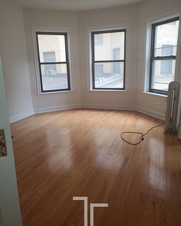 1st image of 3919 N Pine Grove Ave APT 1W