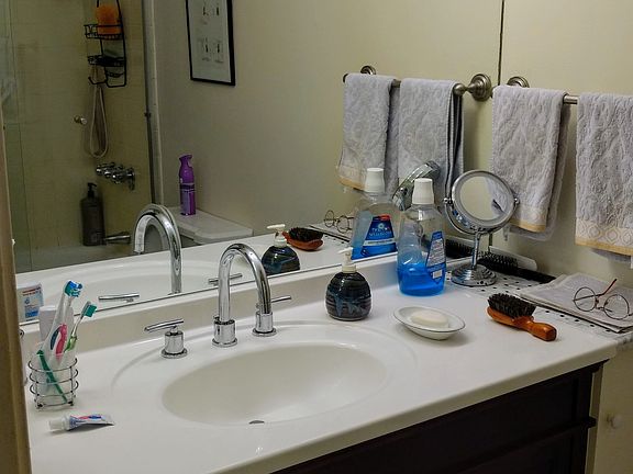 2nd bathroom (with tub)