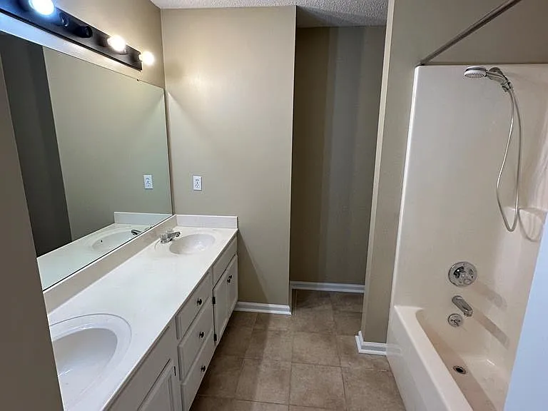 910 Crawford Cir — Photo 11