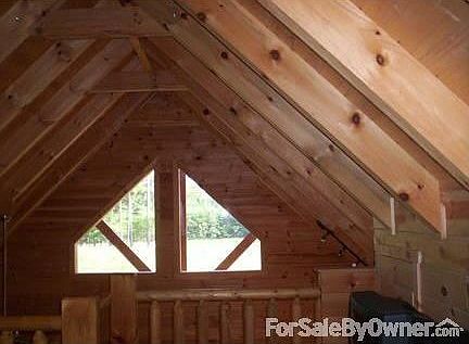 Very Nice Loft : Loft used as second bedroom. 2 Full size beds and 2 dressers fit nicely.