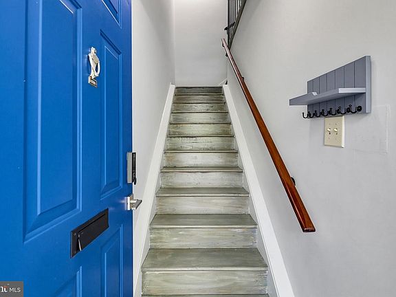 5th image of 109 W Conway St