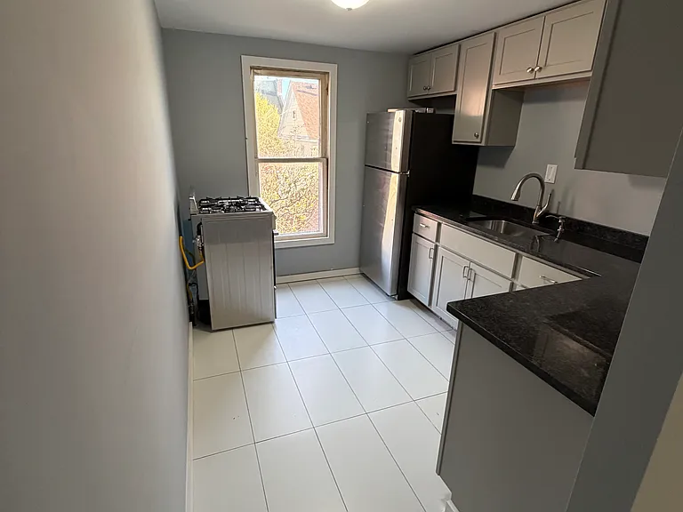 105 E 4th St #4 — Photo 3