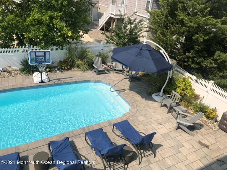 233 12th Ave — Photo 44