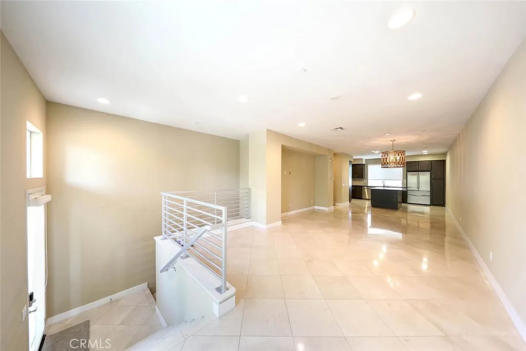 3 bed, 3.5 bath, 2318 sqft, $5,600 — Photo 2