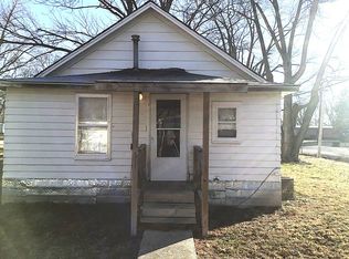 506 S Walnut St, Wayne City, IL 62895