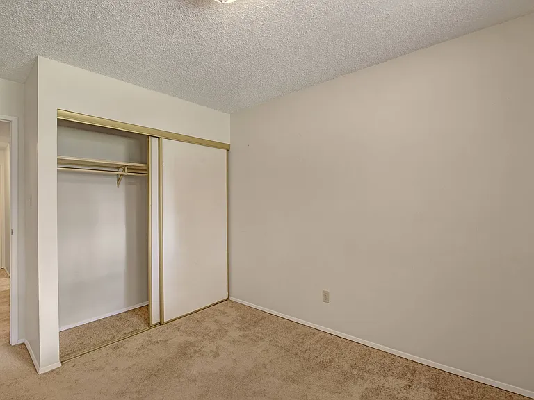 87 Stirling Rd NW — Photo 12