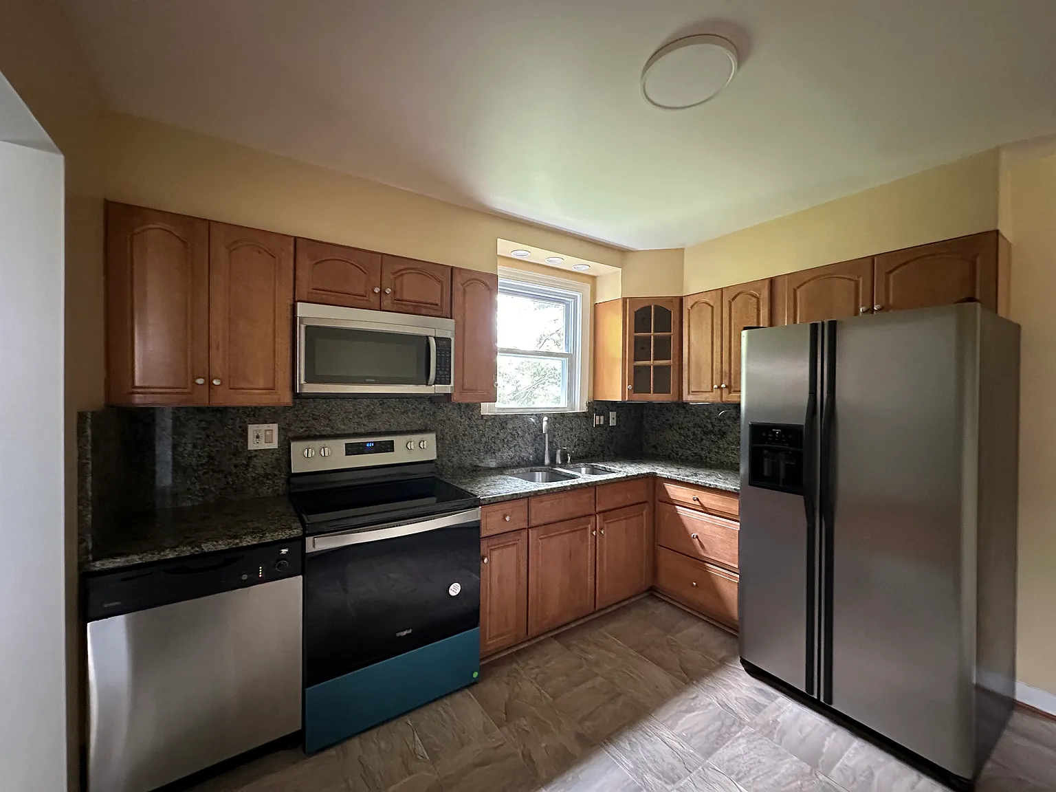 3 bed, 1150 sqft, $2,900 — Photo 3