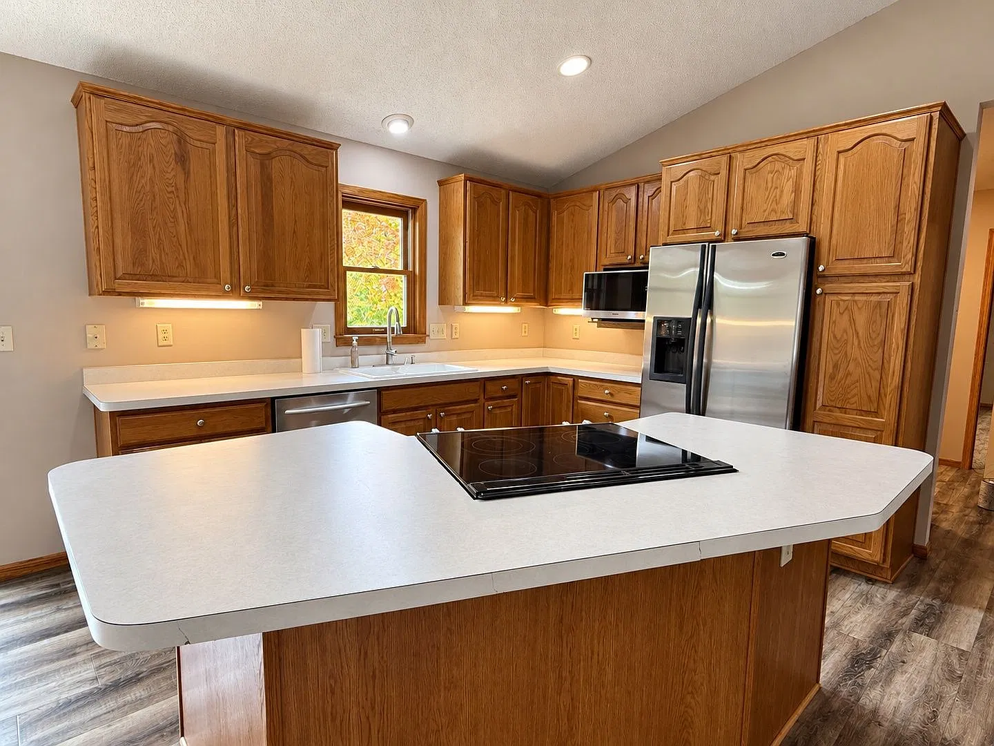 6 bed, 2.0 bath, 2450 sqft, $2,495 — Photo 2