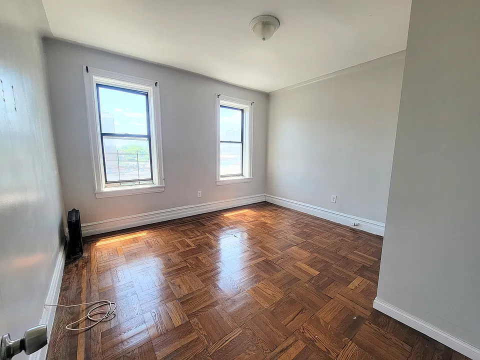 55 E 196th St #4B