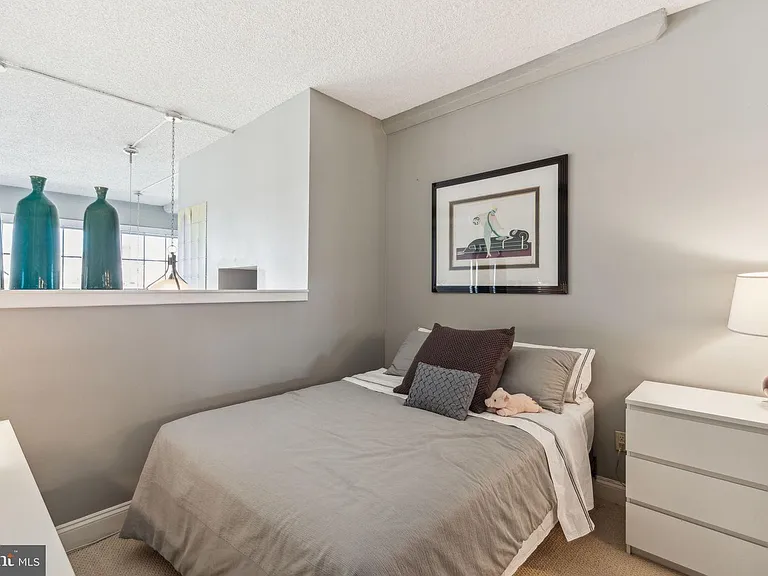 2429 Locust St #302 — Photo 26