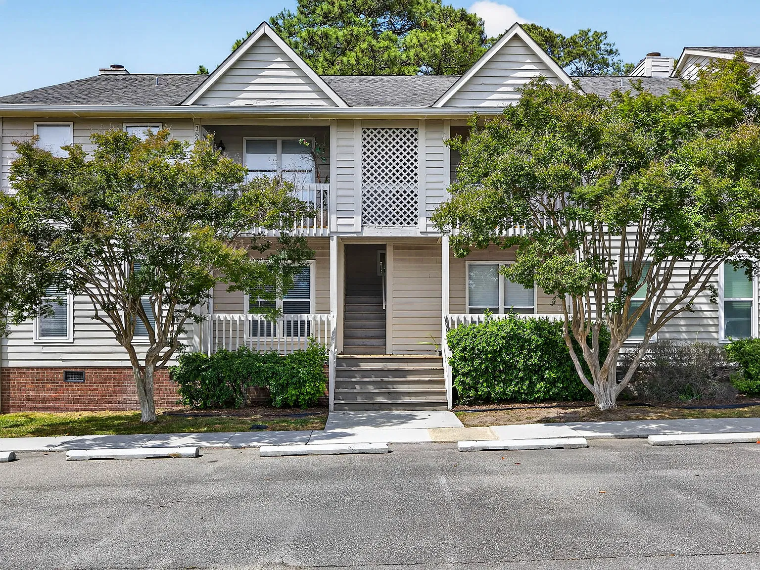 2 bed, 1043 sqft, $2,200 — Photo 2