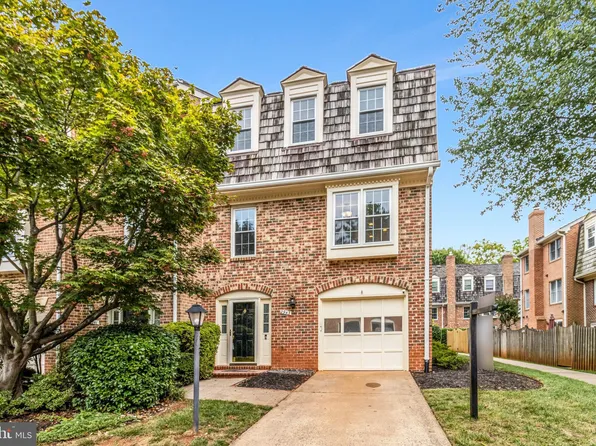 2943 Oakborough Sq, Oakton, VA 22124
