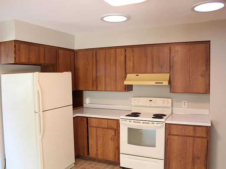 2817 Canterbury Dr — Photo 6