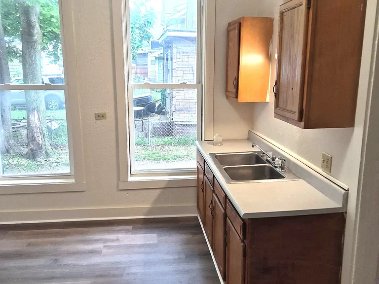 814 E 10th St #2 — Photo 6