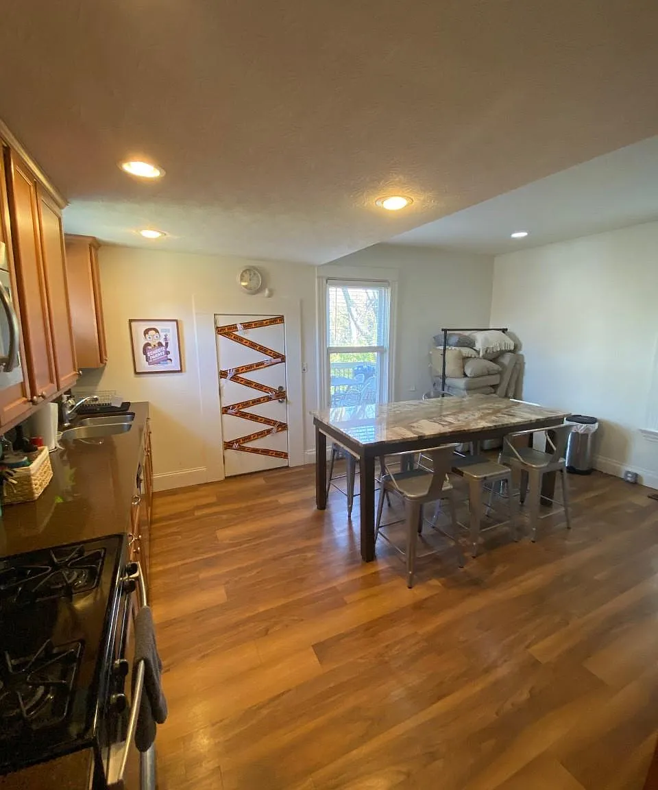 5 bed, 2200 sqft, $4,195 — Photo 3