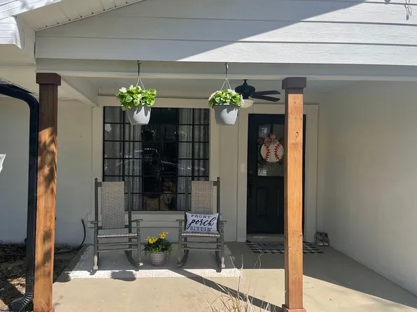 609 Beyer Dr, Bay Saint Louis, MS 39520