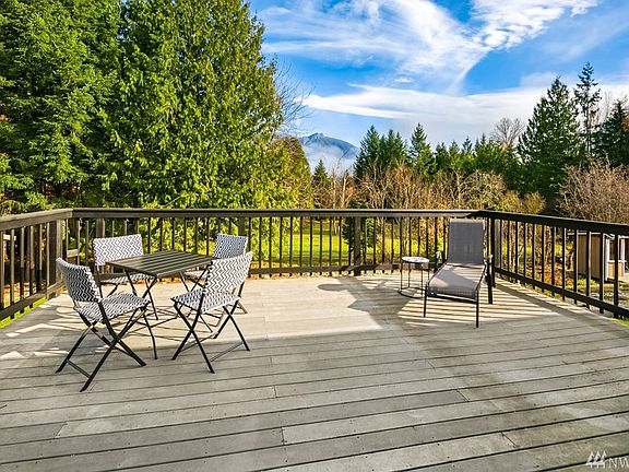 Generous Trex deck off the dining area overlooks a beautiful setting and Mt Si view!