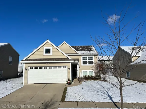 8670 Pinnebog River Dr, Fowlerville, MI 48836