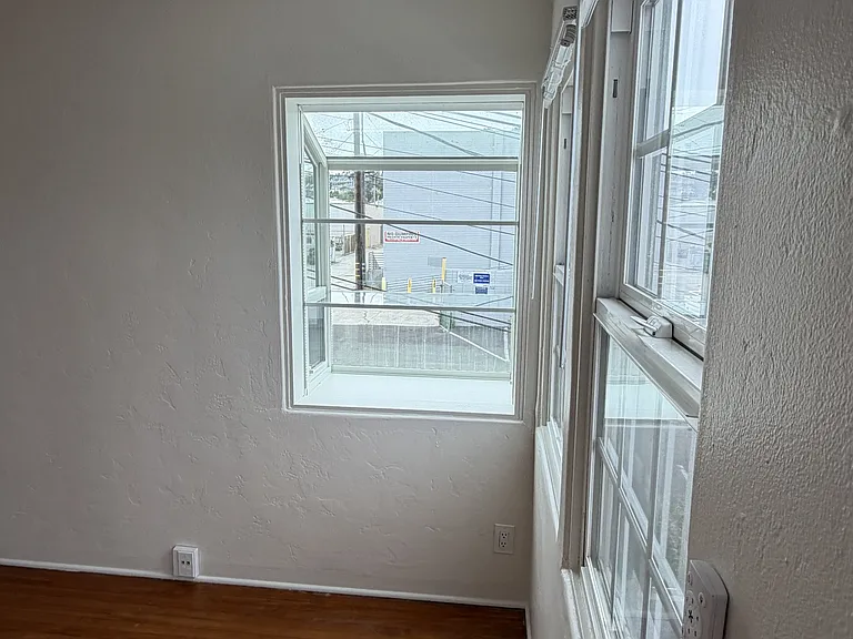 4870 Niagara Ave — Photo 9