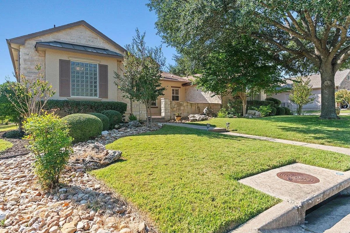3 bed, 3.5 bath, 2980 sqft, $3,300 — Photo 2