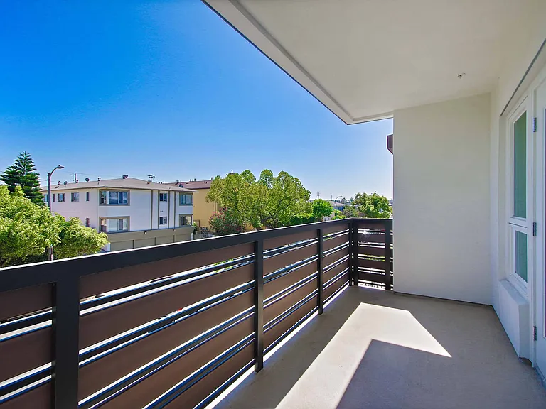 The Metropolitan at Larchmont Village — Photo 20