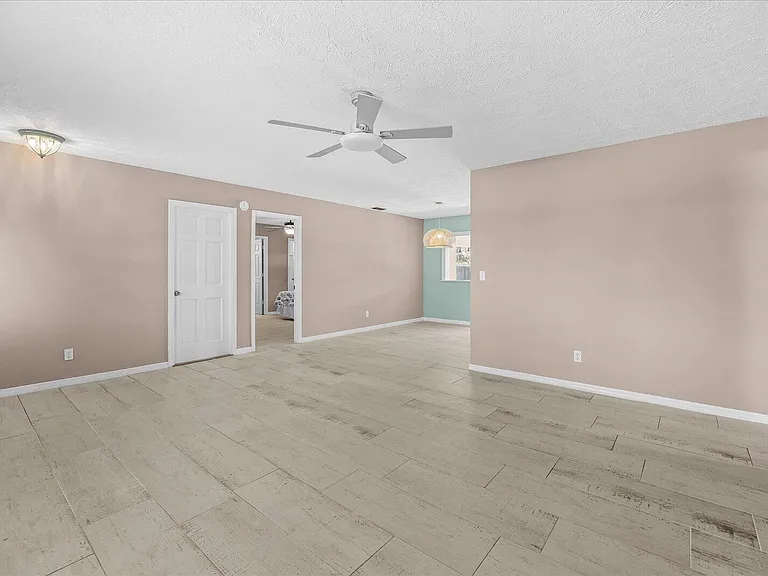 687 NE Maranta — Photo 7
