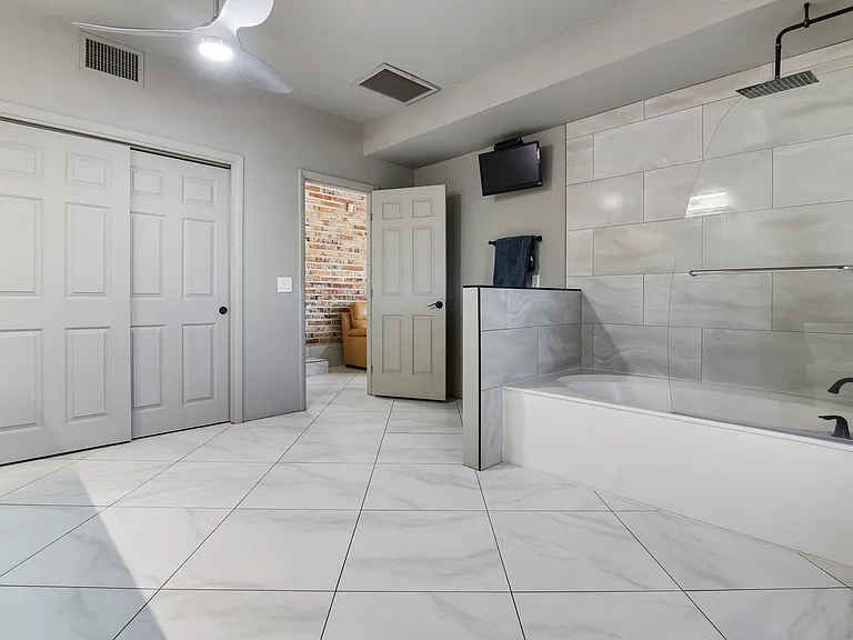 1101 W Roller Coaster Rd — Photo 36