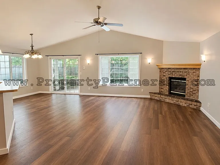 705 N Aster Ave — Photo 2
