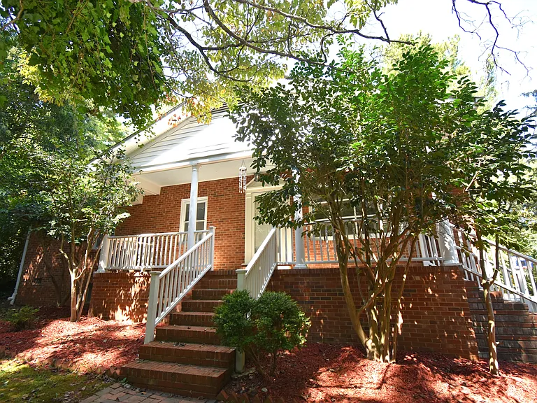 1800 Kirkwood Dr — Photo 1