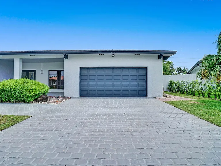 16610 Royal Poinciana Ct — Photo 2