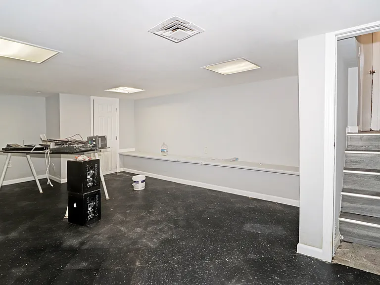 260 Shepard Ave — Photo 21