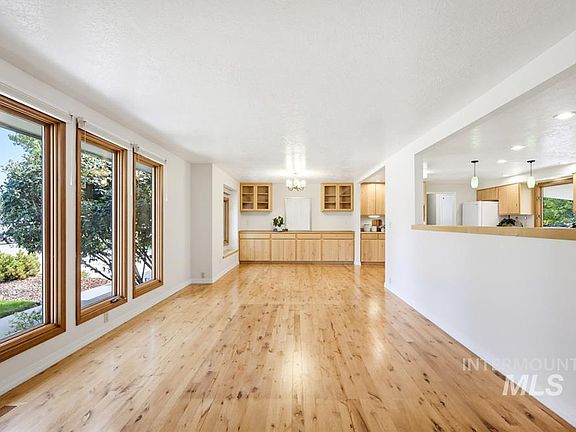 3rd image of 2165 E Springwood Dr