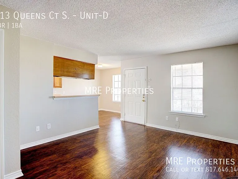 313 Queens Ct S #D — Photo 3