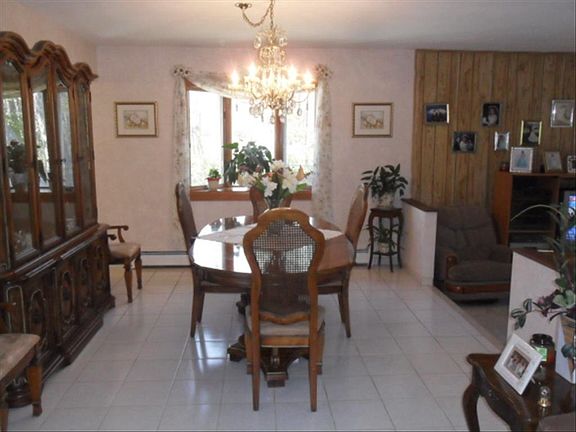 4th image of 22 Denise Dr