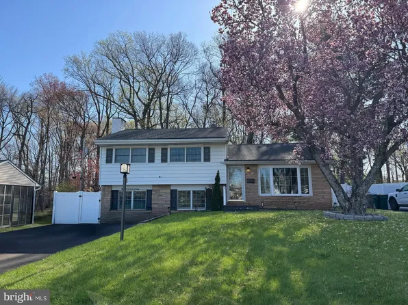 7 Sandy Dr, Morrisville, PA 19067