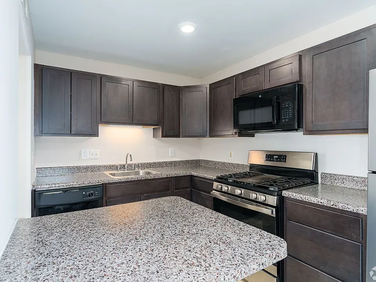 The Oaks Apartments — Photo 29