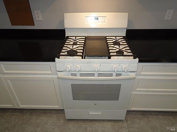 5th image of 102 Royal Oak Court