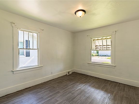 5th image of 1659 N Maple Ave