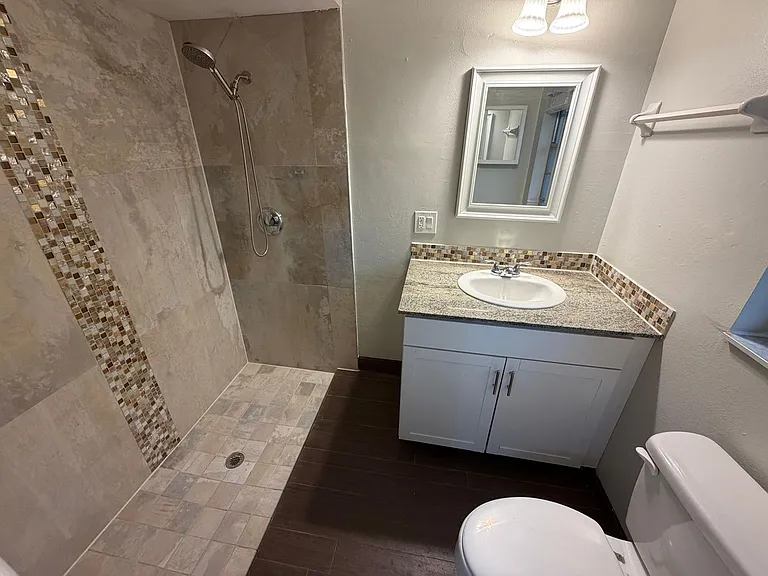 702 SE 47th St #2 — Photo 23