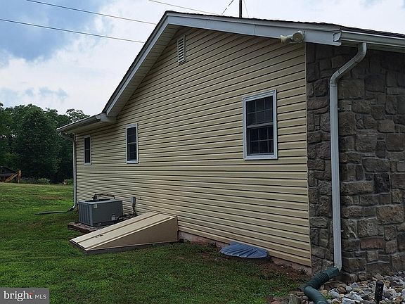 5th image of 423 S Baumstown Rd