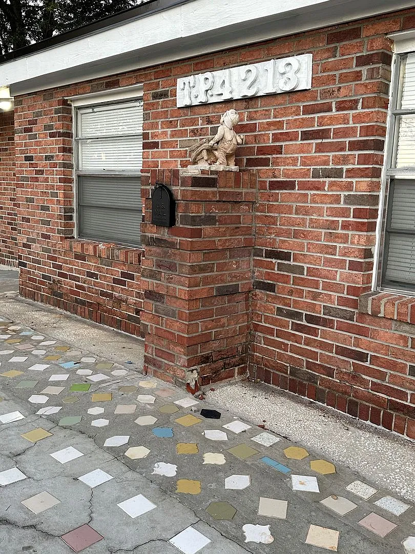 All Brick 4 bedroom 2 bath Northside Rental! — Photo 4