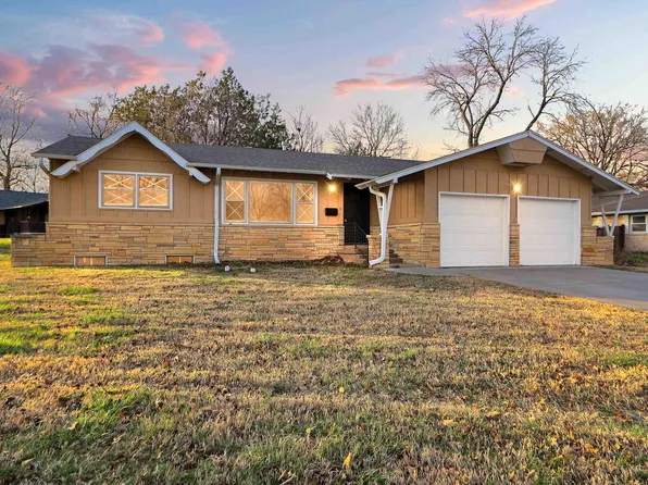 910 Redwood St, Junction City, KS 66441