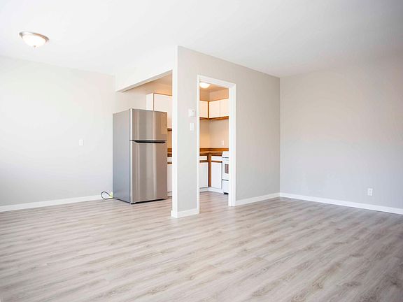 4th image of 3001 Baker St APT 2