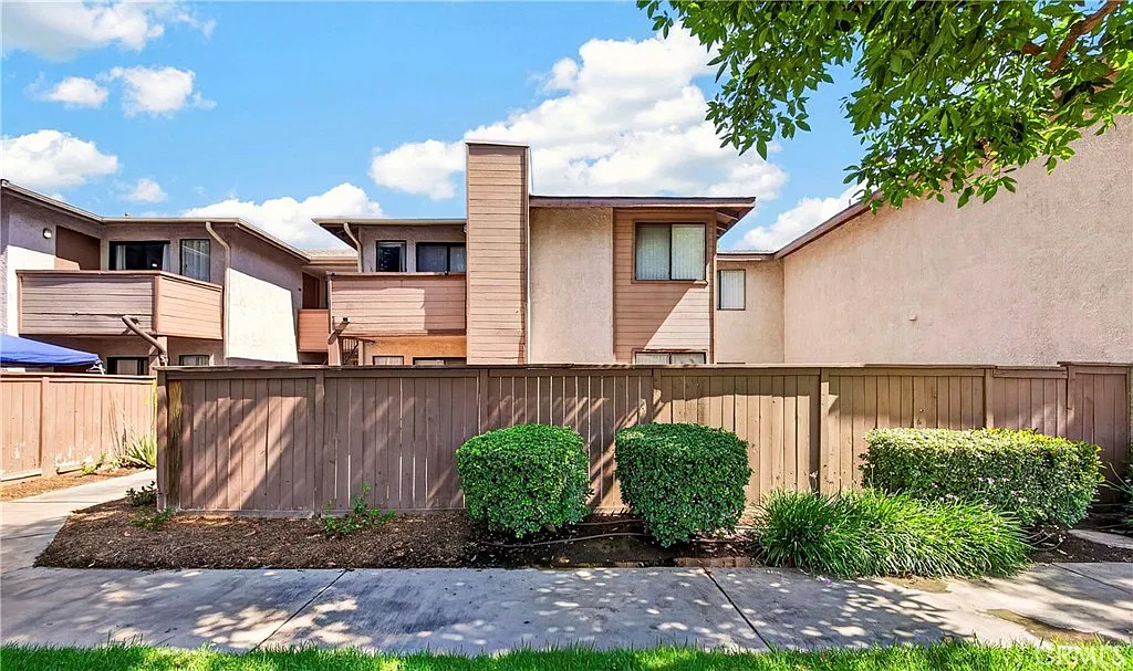 2 bed, 860 sqft, $2,050 — Photo 1