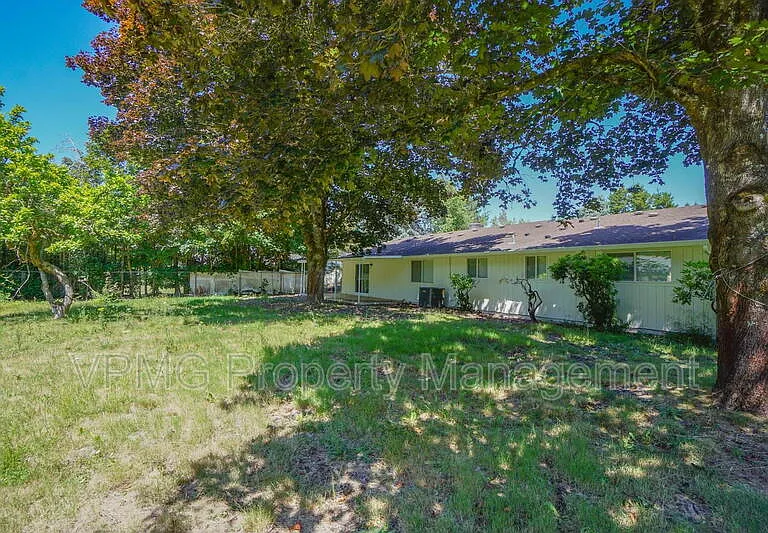 19419 NE 11th St — Photo 37