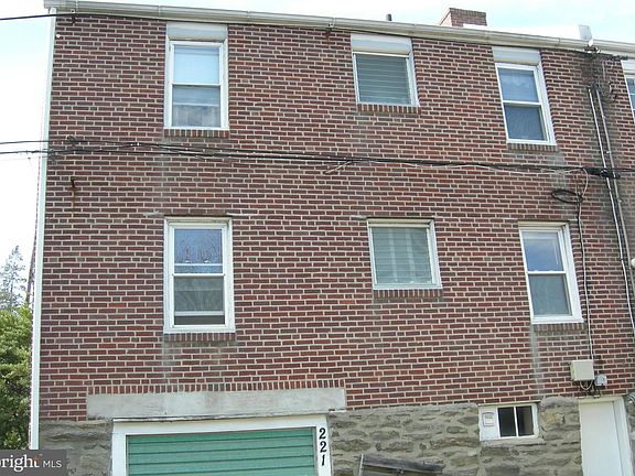 5th image of 221 Pilgrim Ln