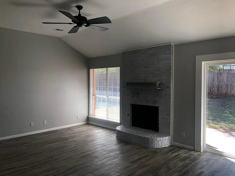 913 Chartrand Ct — Photo 3