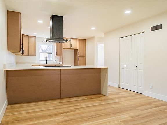 3rd image of 2729 Stratford Rd