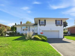16 Radnor Road, Plainview, NY 11803